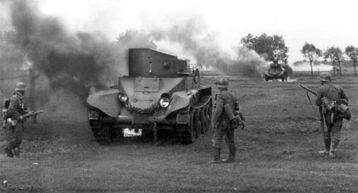Doğu cephesinde Alman ordusu tarafından imha edilen ve yanmakta olan Sovyet BT-2 hafif tankları. (1941)