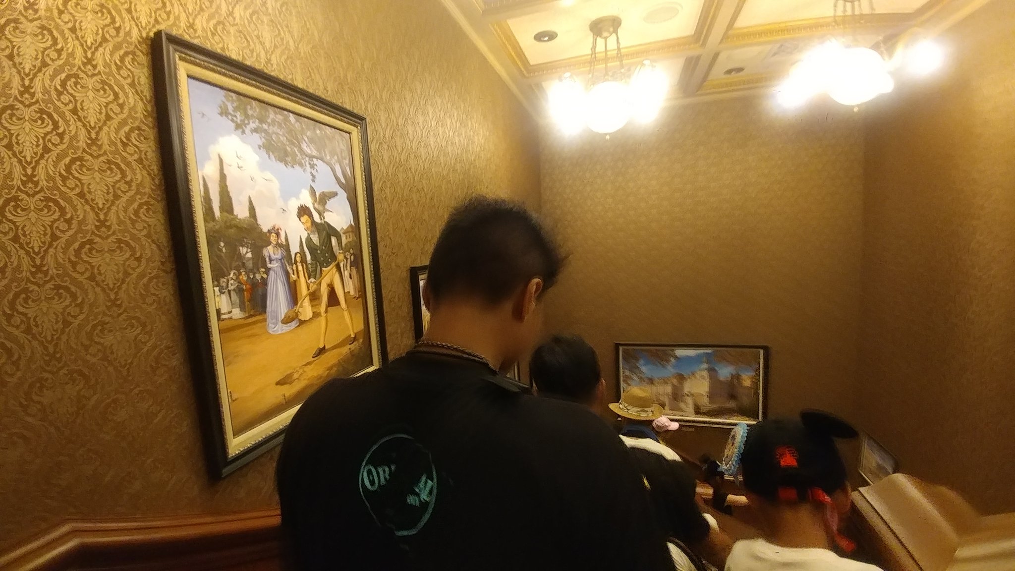 はる ディズニーロス中 ソアリン 乗ってきました キャストさんの手違いにより 次の回で と 10分待つことに でも場所を 選べるとゆう奇跡が おすすめの場所を聞いたところbの1番とのことで じゃあそこで と決めたところ 足が浮いてて怖かったけどとても