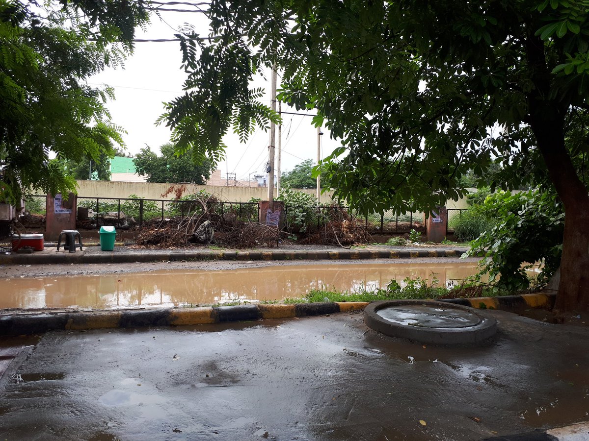 Ar_ShivaniSingh's tweet image. Haal of a High tech city #overhyped #overexpensive then its worth @HTGurgaon @MunCorpGurugram @Dist_Admin_Ggm none of the roads &amp;amp; foothpaths are maintained. @dhruv_rathee @INCgurgaon