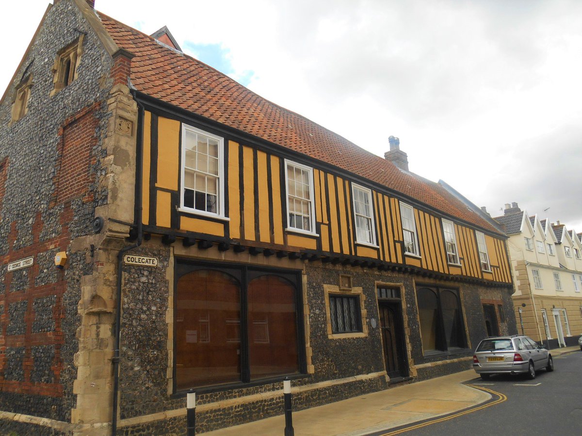 Another important figure in the efforts to defeat Kett will also be entertained in a Norwich home later on. This time by Henry Bacon - a cloth merchant and one of the city’s Sheriffs – who will host the Earl of Warwick at his house in Colegate.  #NorwichHistory  #KettsRebellion