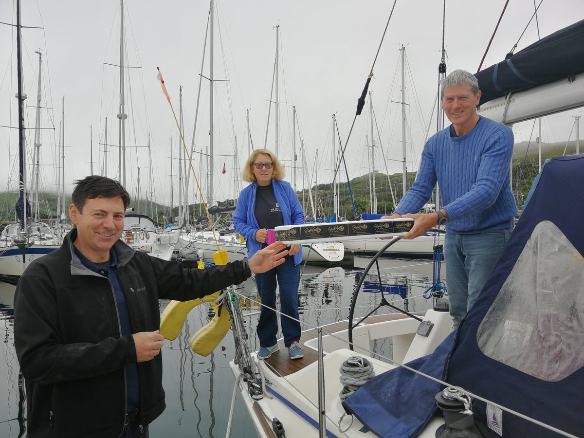 whyweek's tweet image. Here's yacht Giggle receiving their halibut after winning the Gigha to Craobh race yesterday.