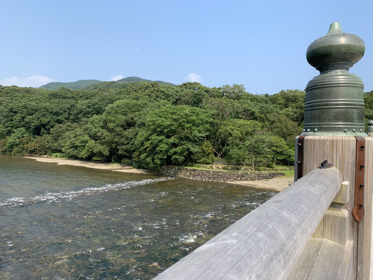 天照大神を祀る内宮(皇大神宮)へ。宇治橋を渡り五十鈴川で身を清めてから本宮と別宮へ参拝。あまりの暑さに耐えきれず休憩所で休んだので参拝きっぷ記念品の「いせ鈴」をもらうのを忘れてしまってショック😂