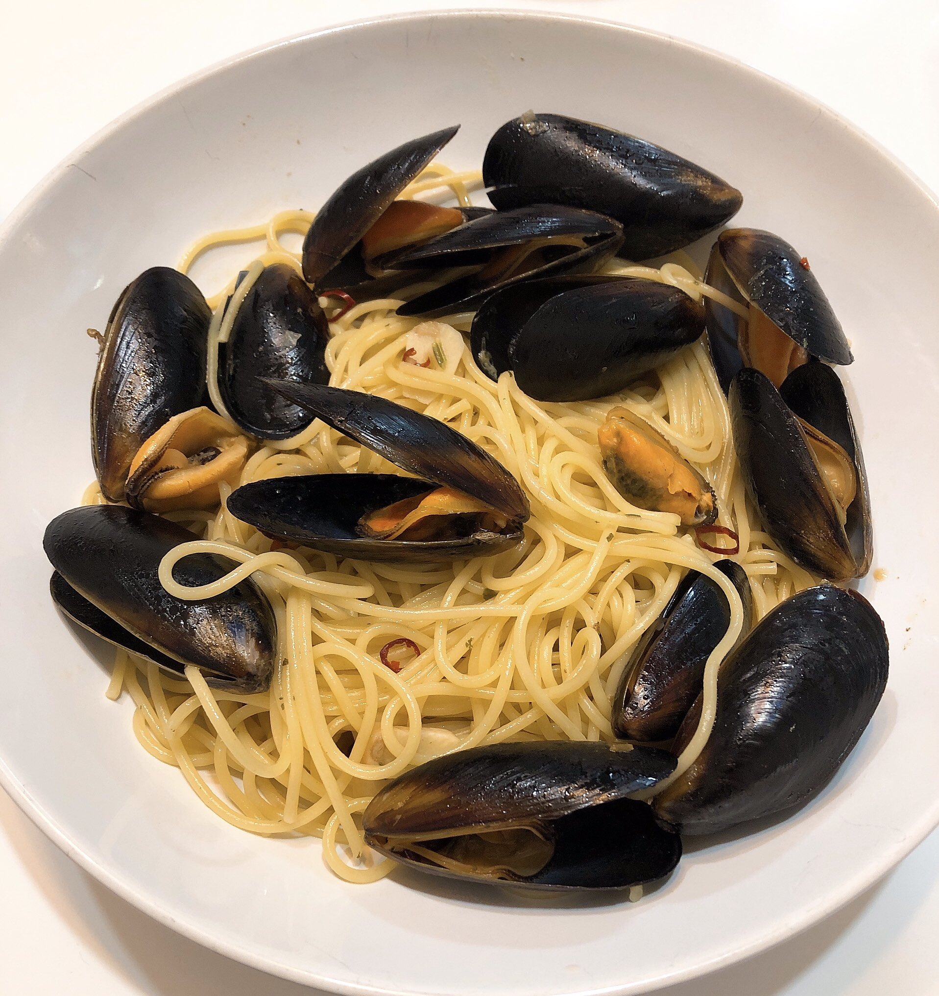 和ひつじ またコストコで買っちゃうもの 冷凍ムール貝 バターガーリックで調理して温めるだけ 濃いめなのでそのままつまみにしてもパスタ に和えてもパエリアにしても美味しい 2パックで680円 この量で1パックの1 2 ムール貝たっぷりパスタが1