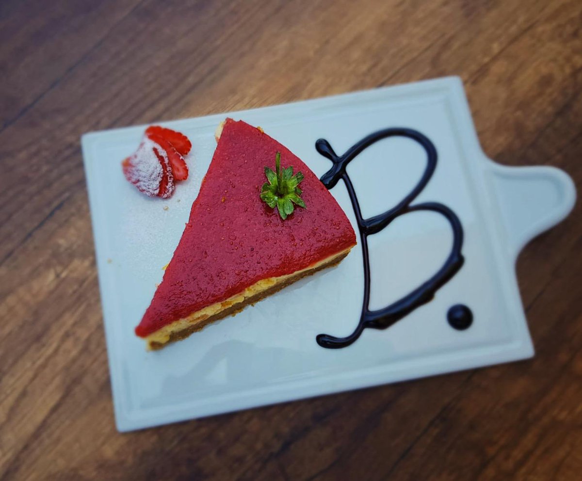 Limonluyu çok sevdiniz çileklisini de yaptık! Karşınızda ev yapımı çilekli cheesecake 🍓 #çıkınçıkıngelin #çilek #cheesecake #tatlı #ankaradayemek #evyapımı #homemade #berinscafe #odtu #başkent #bilkent #hacettepe #kalbimberinste