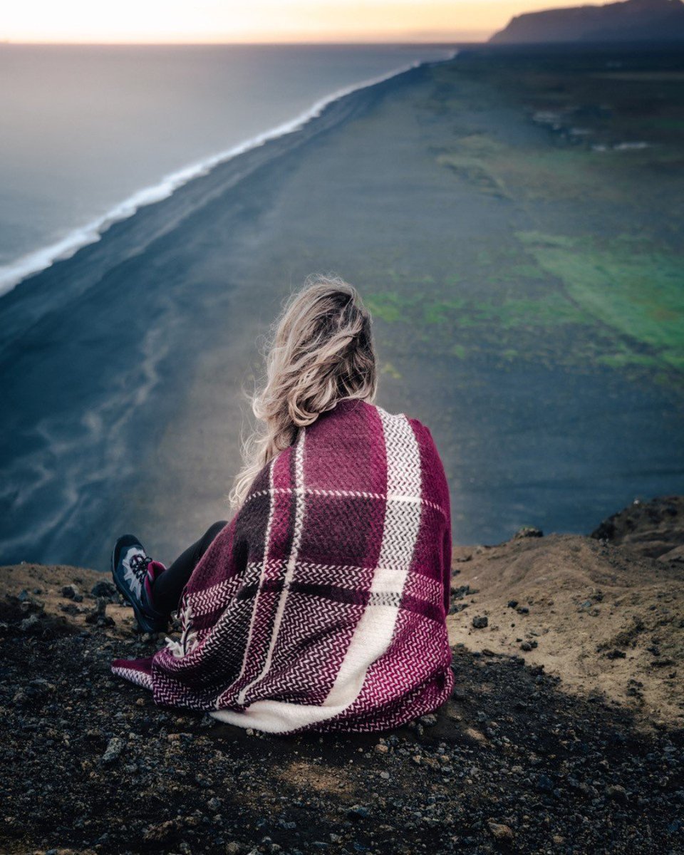 Losing track of time, just pondering the view and breathing in the fresh ocean air… it can get cold fairly quickly 💨 An Icelandic wool blanket will keep you warm and comfy.