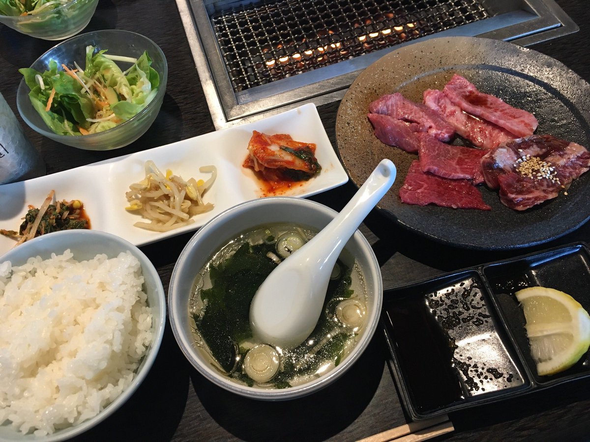 ゆみ 万世の平日ランチメニューの4種 赤身 カルビ 牛タン ハラミ 盛り 1944yen 秋葉原 の肉屋 赤身とハラミが特に美味しい ご飯はおかわり自由なので見た目よりお腹いっぱいになれる ランチは16時までやっているので平日の秋葉原のお昼に 美味しい