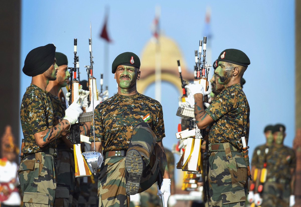 airnewsalerts's tweet photo. Tri-services bands perform during Kargil Vijay Diwas celebrations at India Gate in New Delhi today.
#20YearsOfKargilVijay
#KargilVijayDiwas https://t.co/MoTDgnGoYW