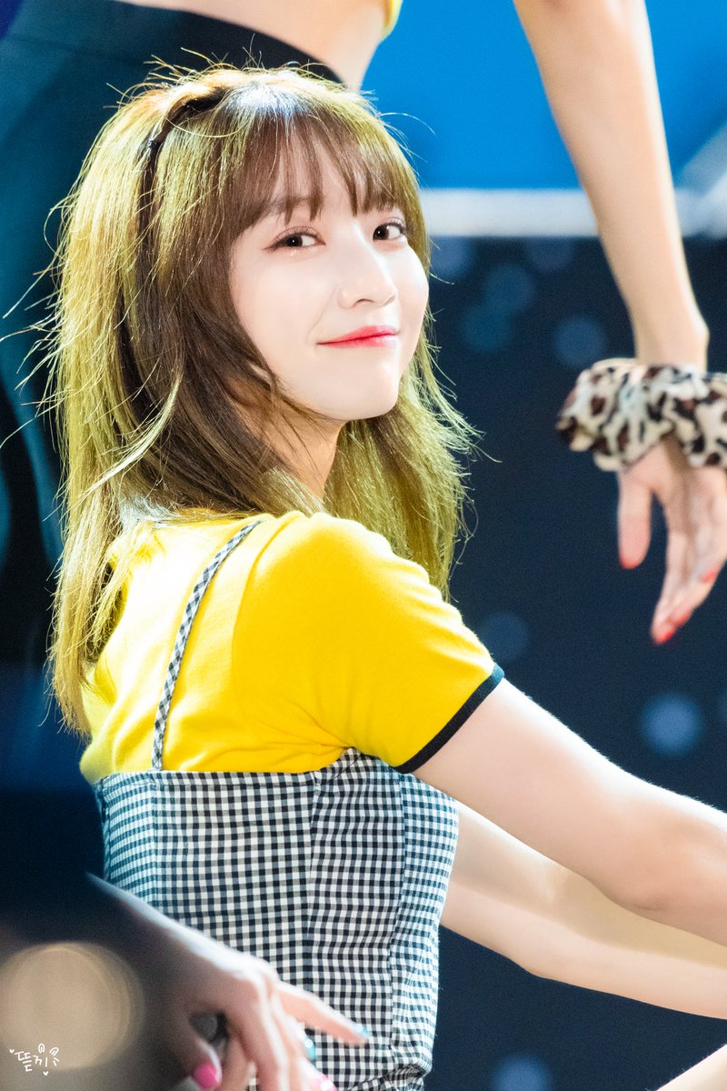 BINNIE_RABBIT's tweet photo. 190727 영덕 썸머뮤직페스티벌 비니 

비니 미모보고 감동해서 헤드스핀 도는 중

#오마이걸 #OHMYGIRL #おまごる
#비니 #BINNIE #ビニ
@WM_OHMYGIRL https://t.co/xoB4mm5RJX