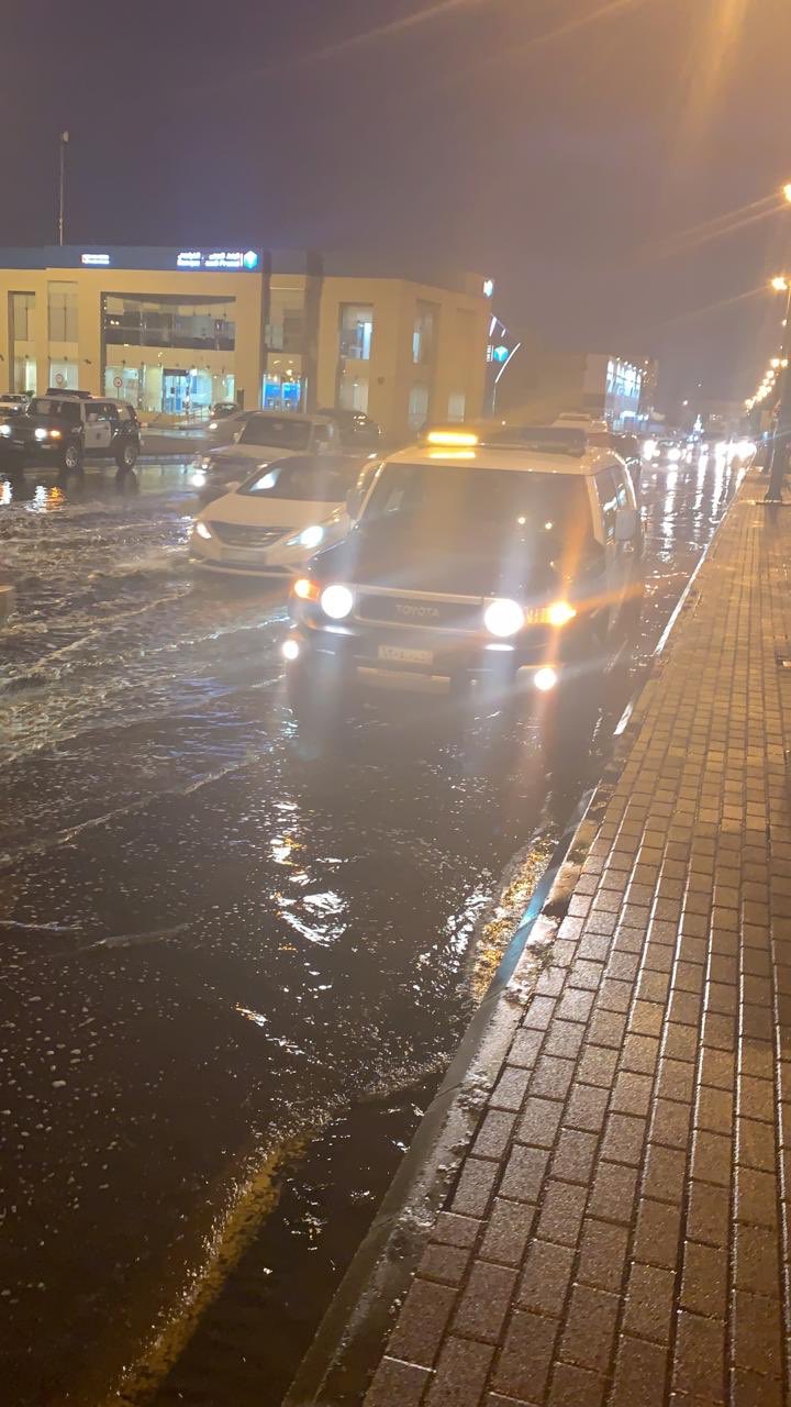 أخبار خميس مشيط Twitter પર بتوجيهات قائد دوريات خميس مشيط العقيد حسن الاسمري أفراد الدوريات الأمنية يقومون بمساندة الجهات المرورية في تنظيم السير في المحافظة اثناء هطول الامطار Https T Co Gpup018ch5