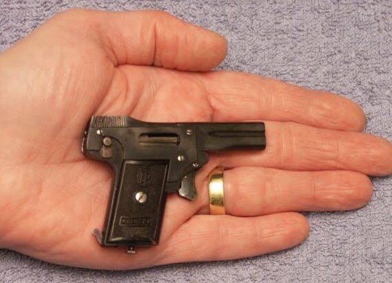 コリブリ2.7mm拳銃：オーストリアの時計職人が開発し、1914年に発売