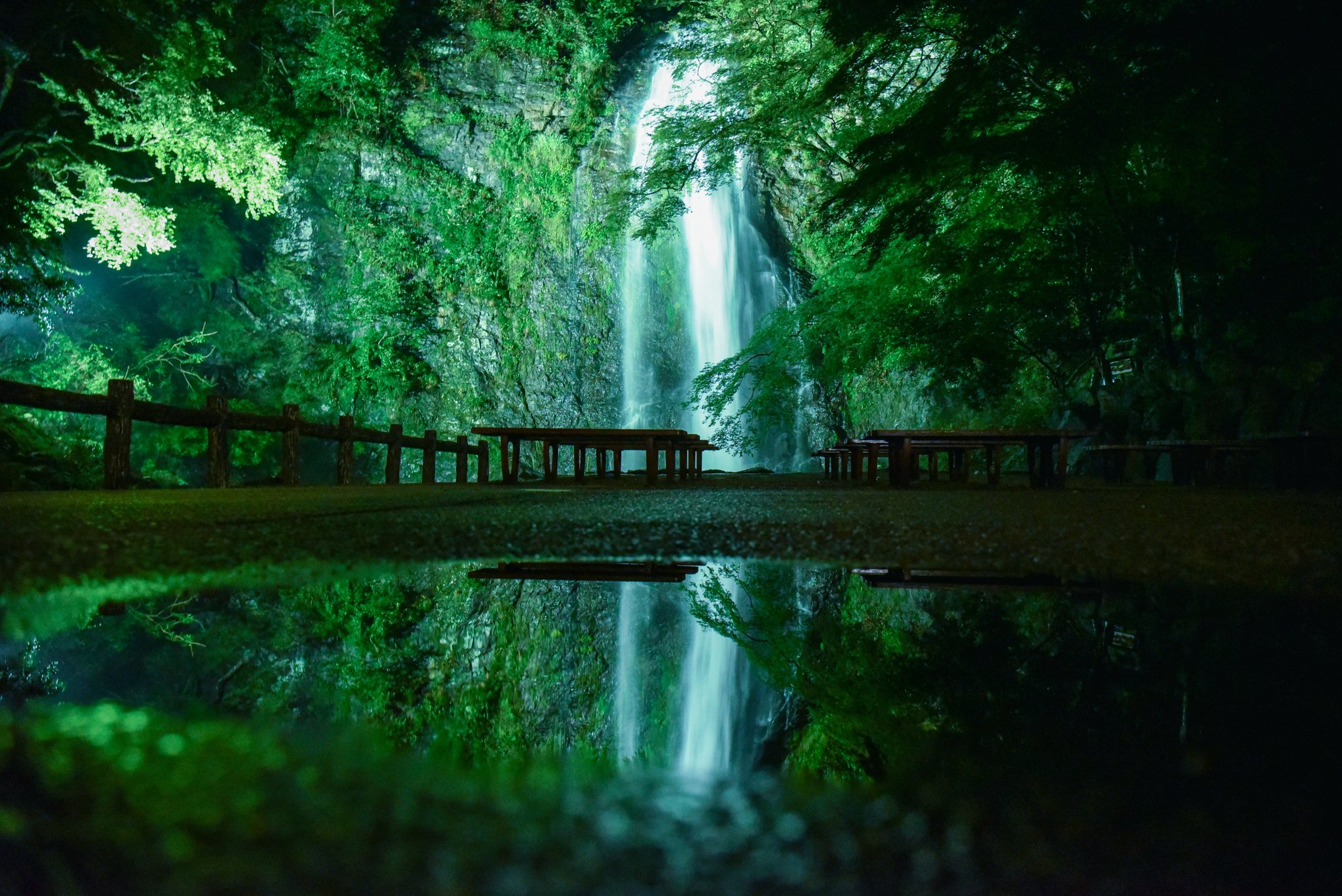 もー 雨上がり誰もいない夜の山 ライトアップされた滝は幻想的でした 箕面大滝 大阪 リフレクション ファインダー越しの私の世界 写真で伝えたい私の世界 T Co Ajo6hrin2q Twitter