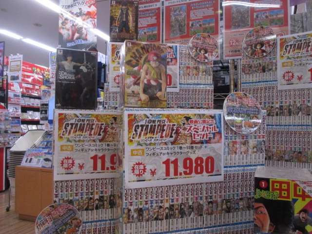 古本市場 朝霞店 ワンピース全巻セット フィギアがついて11 980円 本日より展開開始で す 早い者勝ち ワンピース 古本市場