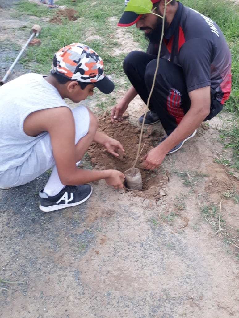 sandhu202's tweet photo. Alhamdulillah, Green warriors are in action for the plantation of season 2019.
Today planted 80 plants &amp; 100+ shadow trees seed in Gulshan e Madina Colony Fsd.
May Allah put his barkat &amp; give us strength to achieve the Target.
#WeSpeakForTheTrees
@Tloop25 https://t.co/u3xWyf67vT