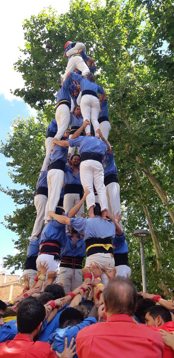 Marrecs's tweet image. Acabem les rondes de castells de la #FMSalt19 amb el 7 de 7, un castell de futur amb forces estrenes.
@CdBCN desmunten el 4 de 8 i @XerricsOlot descarreguen el 4 de 6.
#JuliolMarrec #castellers