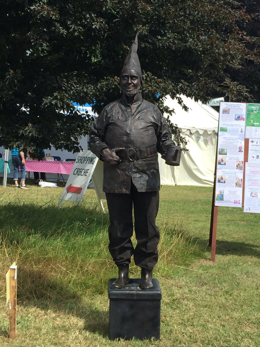 TheHumanStatue's tweet image. #BronzeGnome @LoseleyGdnShow Debut! Gnomey is up to no good!!!