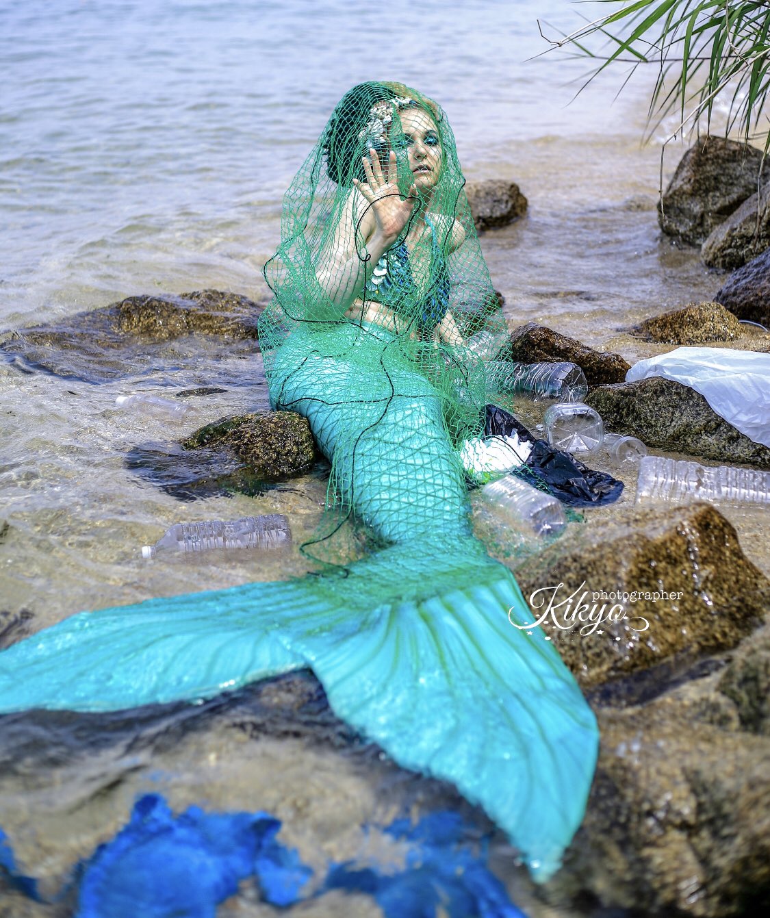 Kikyo 花魁人魚 プラスチックの海 ごみのポイ捨ては海洋生物に脅威を与えます 美しい人魚の棲む場所も汚れ 綺麗でも汚れてしまえば美しくない プラスチックごみによる海洋汚染が全世界で深刻な今を題材にした作品です 沢山の人に届けっ