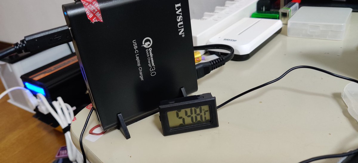 st215w99's tweet photo. LVSUNブランドの87W充電器買ってみたがやっぱりパチ物でした
87Wと書いてあるが105W出る
しかも20分でオーバーヒートで出力停止
付属のUSB-CケーブルはE-Maker無し
危険なのが、E-Maker無しでも20V5A通知して実際に出てる
ケーブル燃え‥オーバーヒートで止まるから燃えないかも?
#LVSUN
#USB PD https://t.co/Xatrl4qGrv