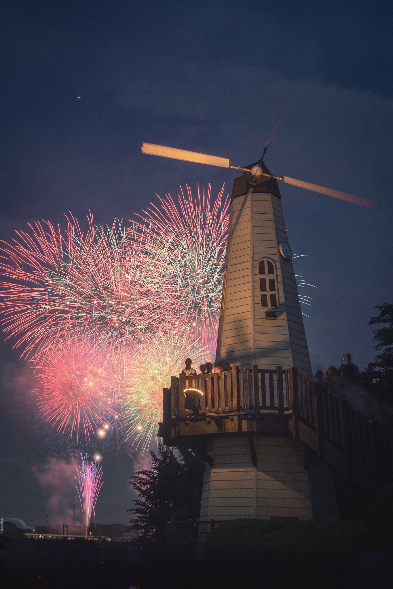 Mew 本日開催の さいたま市花火大会 大和田公園会場 市民の夏の風物詩です 風車が素敵でしょ さいたま市だって 頑張っちゃうんだから 縦なのでタップで見て欲しいです さいたま市花火大会 埼玉 T Co V6agrsf4wl Twitter