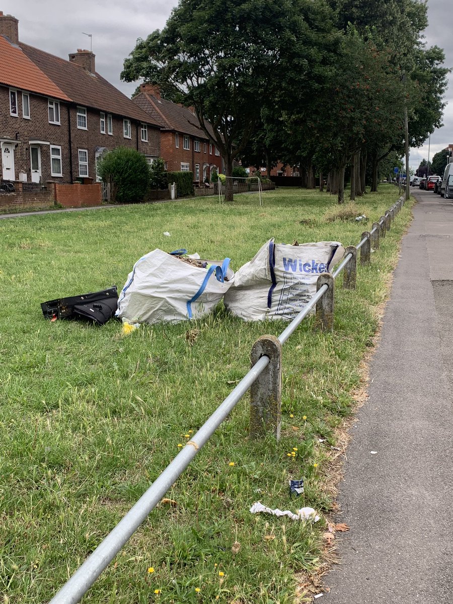Bishopsford road this morning: crime against the environment @Merton_Council @SuttonCouncil #muckymerton #muckysutton