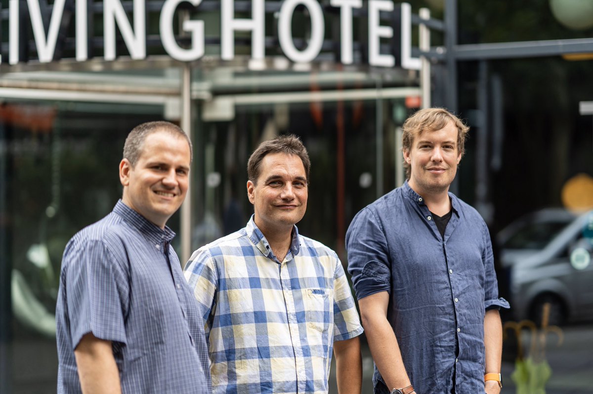 RafaelZeier's tweet image. Wenn schon mal alle zur selben Zeit am selben Ort sind, gleich die Gelegenheit für das erste @KfzPodcast Band-Foto genutzt. Und für den @ApfelfunkCom gibts auch noch eins. #ApfelfunkFRA