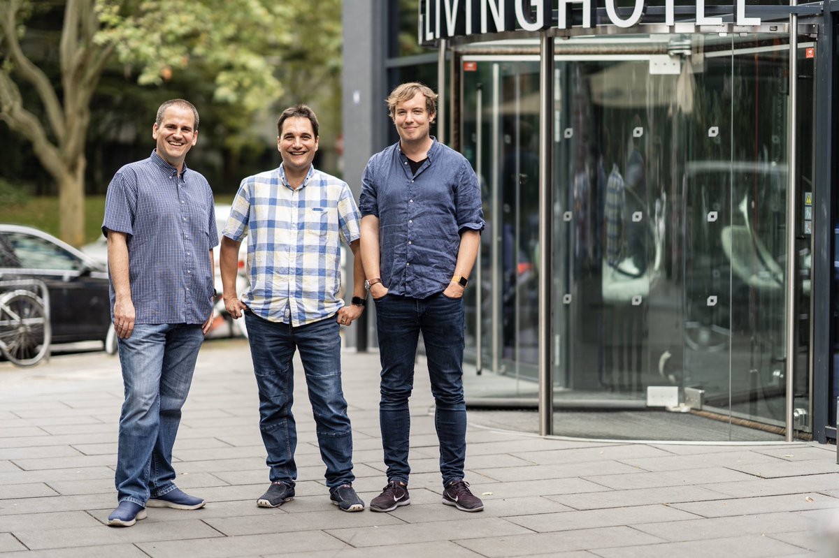 RafaelZeier's tweet image. Wenn schon mal alle zur selben Zeit am selben Ort sind, gleich die Gelegenheit für das erste @KfzPodcast Band-Foto genutzt. Und für den @ApfelfunkCom gibts auch noch eins. #ApfelfunkFRA