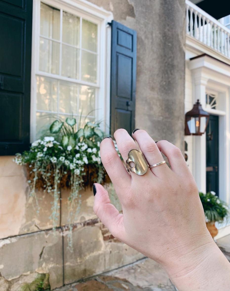 sunday strolls || window boxes of #charleston are always so beautiful — love the simplicity of this #elegancecollection ring in silver 🗝