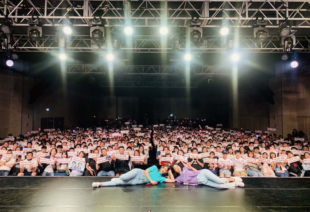Apink_2011's tweet photo. [#에이핑크] Apink ChoRong &amp; BoMi Taipei Fan Meeting [夏日的初春] 에 함께해주신 🐼 여러분 정말 감사합니다💙💜 즐겁고 행복했던 초봄 팬미팅😆 대만을 롱롱뽐뽐 매력과 함께 하트 물결로 가득 채운 롱뽐🥰 이 행복 잊지마시고 다음에 또 만나요🙌

#Apink #ChoRong #BoMi #FanMeeting #夏日的初春 https://t.co/AJxSusA28V