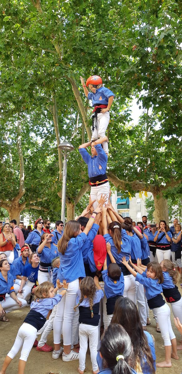 Marrecs's tweet image. I acabem l'actuació amb dos pilars de 4 al balcó i el tradicional pilar de canalla.
Moltes gràcies a @CdBCN i @XerricsOlot per la companyia i l'ajut a les pinyes!
#JuliolMarrec #castellers #FMsalt19