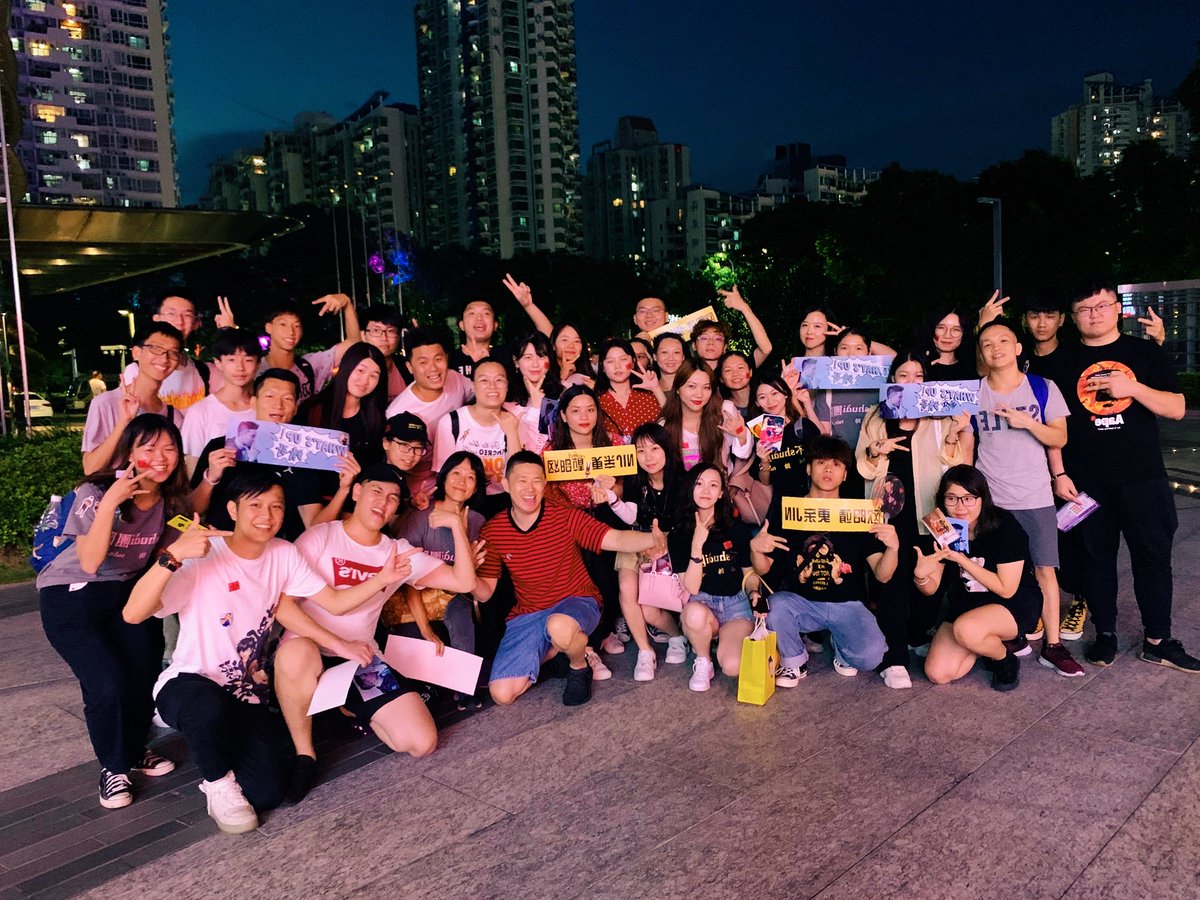 teambushuai's tweet photo. Another blessed event!
#TeamBushuai enjoyed today cheering duizhang @iammcjin on for the Shenzhen Basketball Caravan event! Our duizhang says he is a big boy with basketball dreams too! 🏀🏀🏀 https://t.co/skhJ21SttG