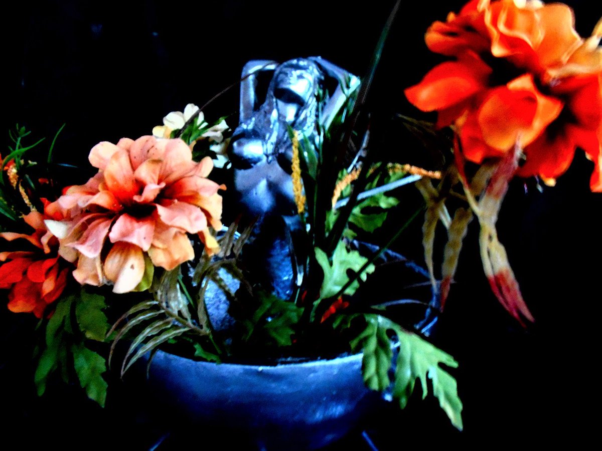 enigmasixstudio's tweet photo. #originalartwork#contemporaryart#modernflowerpot#fiberglassculpture#gardenart https://t.co/YBf4jXHyc2