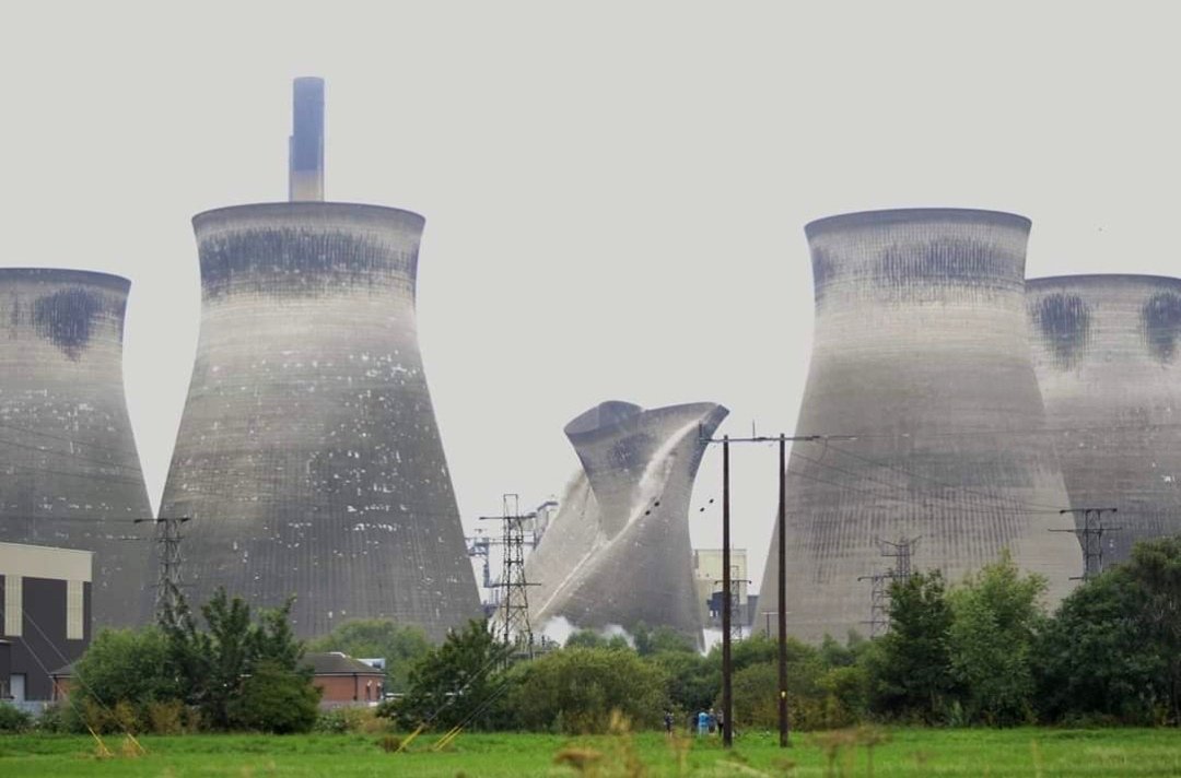thegrumpyjock's tweet photo. @JonMitchellITV #tower6 #powerstation #coolingtower not really weather related though it was grey and cloudy 🤣☁️but thought you might like to see these photos from today's ferrybridge demolition of tower 6 https://t.co/74eVRo1axI