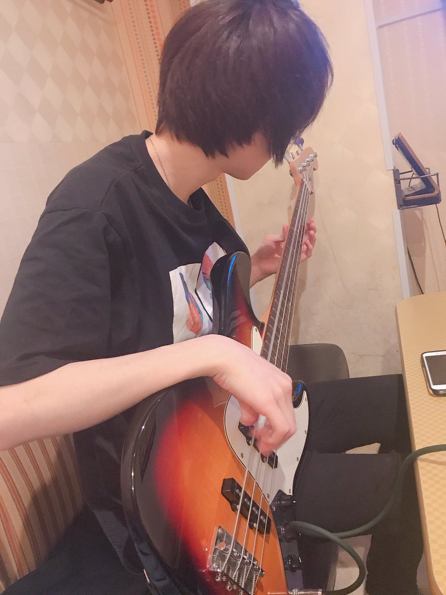 The__Mask__'s tweet photo. 今宵も弦楽器でパート練習🔥🎸
ベースくんのモチベ上がったみたいで良かった🚀 https://t.co/WBqcLe94sA