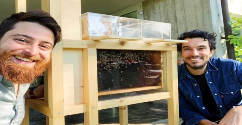 YouCanGroup's tweet image. Tra i progetti vincitori della Call 4 Ideas di #Think4Food dello scorso anno? La startup @B_eeing! think4food.org/2019/06/17/mie…

Anche quest'anno l'iniziativa riparte!
Puoi candidare la tua idea innovativa fino al 20 agosto a questo link!  ➡️ think4food.org/call-4-ideas/