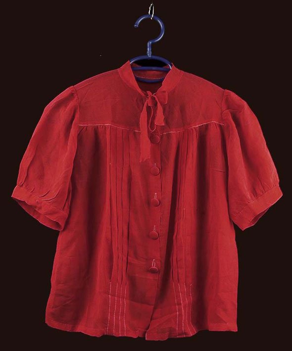 yadvashem's tweet photo. #ArtifactOfTheWeek
In July 1942, Esther Frenkel was arrested, along with her 2-year-old son, Richard.

Esther’s shirt remained in her Paris flat. It is pictured below, along with a photo of her wearing it.

Esther &amp; Richard were deported separately to #Auschwitz &amp; murdered. https://t.co/D05IW80Ptz