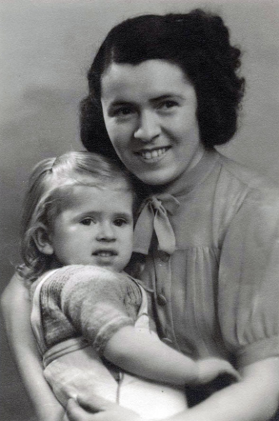 yadvashem's tweet photo. #ArtifactOfTheWeek
In July 1942, Esther Frenkel was arrested, along with her 2-year-old son, Richard.

Esther’s shirt remained in her Paris flat. It is pictured below, along with a photo of her wearing it.

Esther &amp; Richard were deported separately to #Auschwitz &amp; murdered. https://t.co/D05IW80Ptz