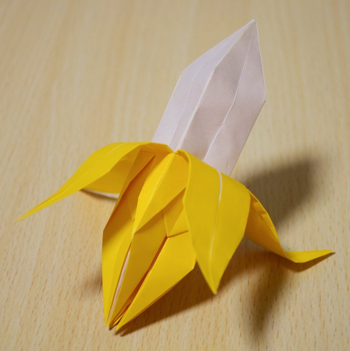 すけさん バナナ 一応黄色のおりがみで折りました 基本形は4鶴です 24cm程度の紙が折りやすいです 折り紙作品 バナナ