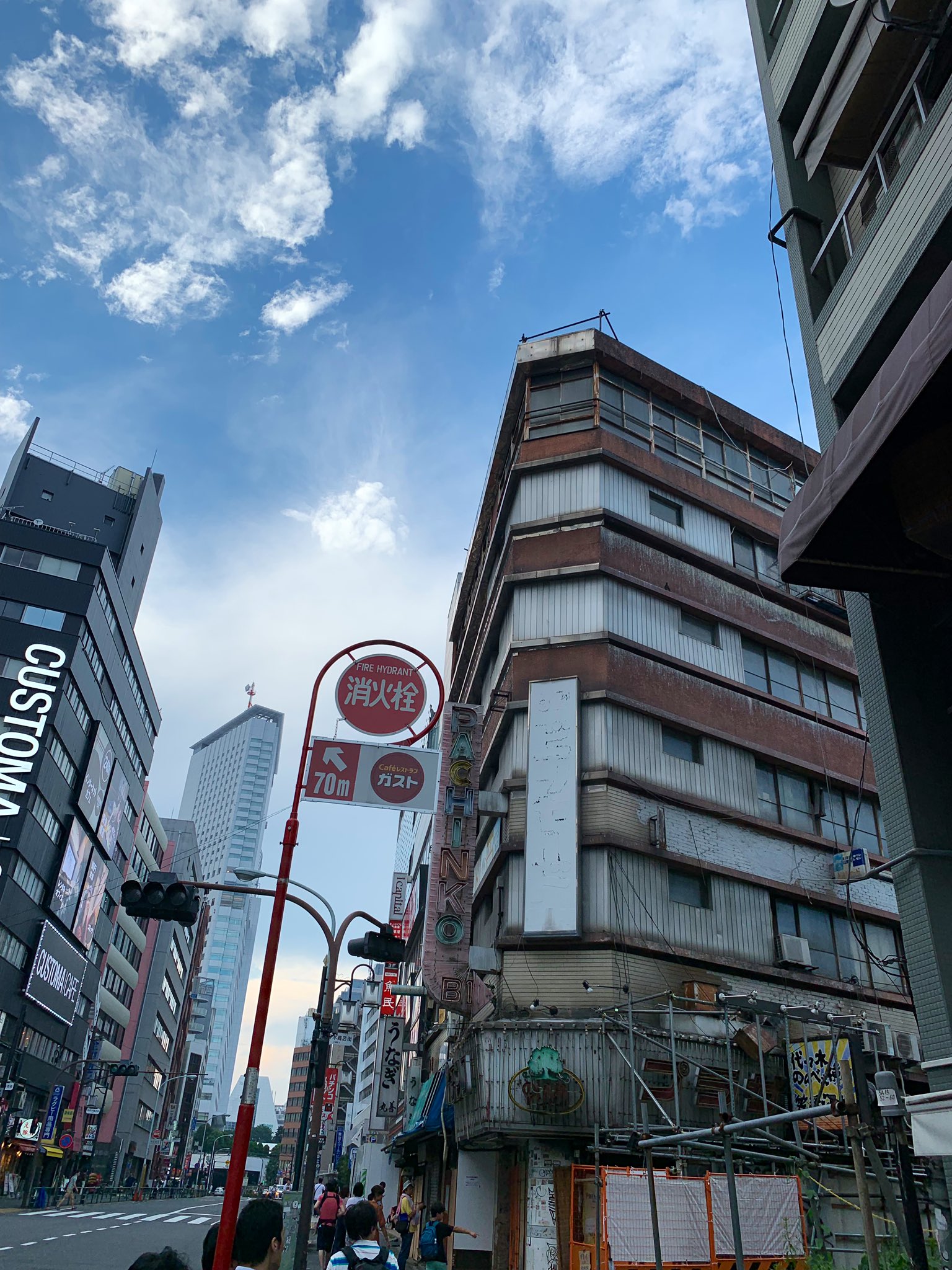 M 天気の子 のシーンのモデル 原宿から新宿まで歩いてる途中 代々木駅の辺りにありました 分かる人には分かるかな笑 詳しくは映画を観てね 天気の子 ドコモタワー 廃墟ビル T Co Eal9m9y11e Twitter