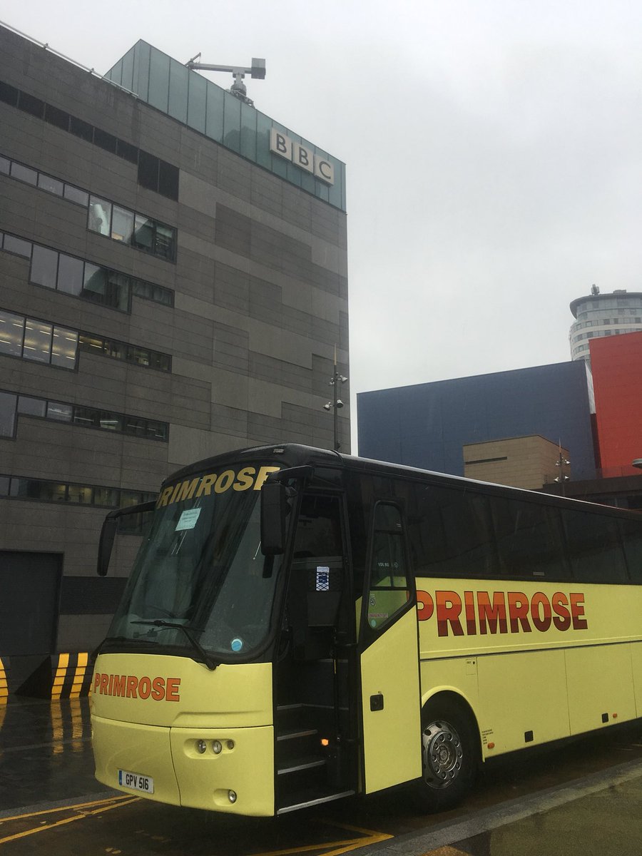 I’m in @MediaCityUK a yellow coach to brighten a grey wet day here. Thanks to those fine driving gents @PopTarantula and @madsilverback for excellent instructions. #CoachDrivers #Camaraderie @daryldixon716 @bezberesford @jonnyrogerfox @JonnyCox13