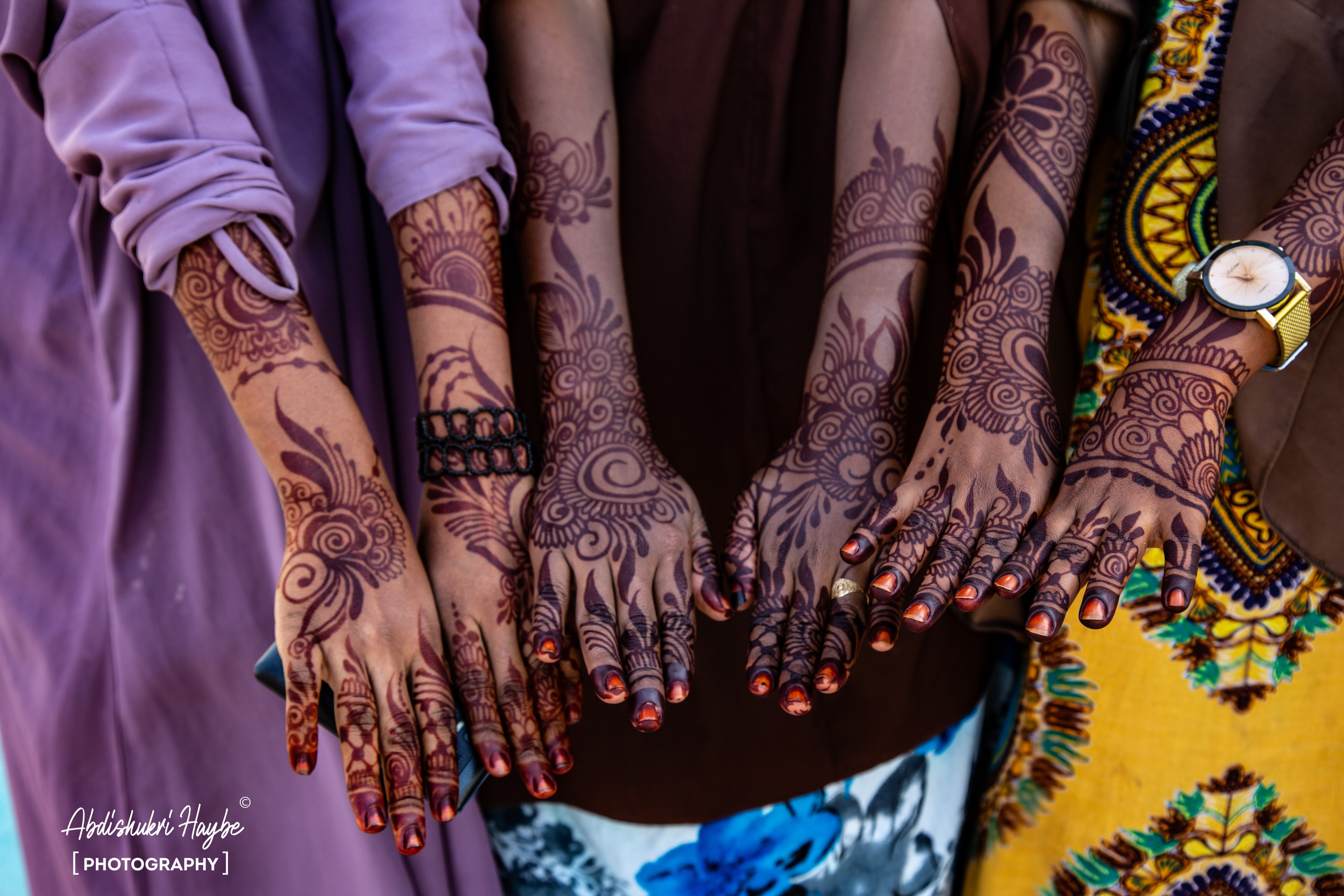Abdishukri Haybe on Twitter: "Somali girls decorate their hands with henna,  girls use Henna during wedding ceremonies to beautify themselves. #Kismayo # Somalia. https://t.co/BtARsebHci" / Twitter