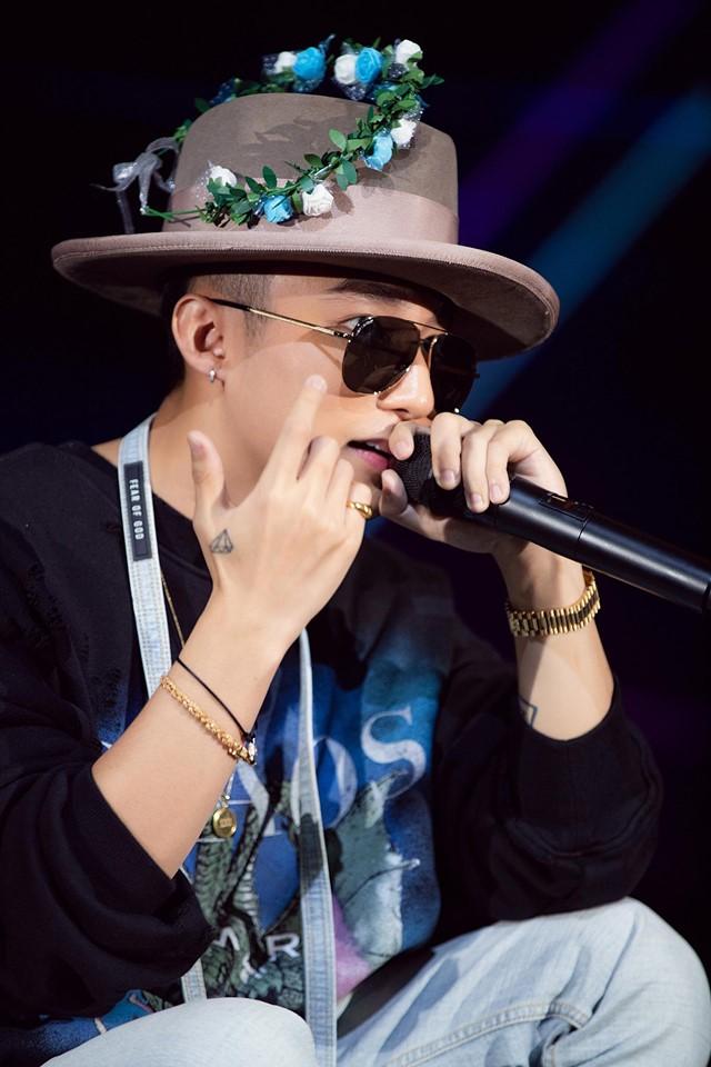 SonTungBR's tweet photo. [#SKYTOUR2019] Página oficial @sontungmtp777, hoje na tarde do Vietnã aconteceu o Meet&amp;Greet da Sky Tour.

"Tive ótimas lembranças com os fãs no greet e encontro desta tarde..........
E agora mantenha a sua energia para a noite a todos!!!!!
❤️❤️❤️"

#vpop #sontungmtp #mtp #Show https://t.co/R5Ay32QGrn