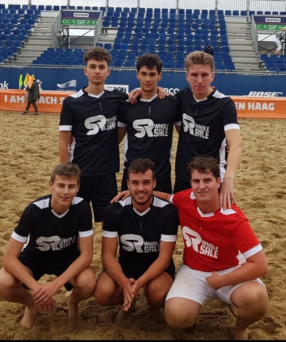 BREKEND!
Rhode JC heeft zojuist de finale met 1-0 gewonnen na een doelpunt van <a href="/BartSabel/">Bart</a> en is daarmee NEDERLANDS KAMPIOEN BIJ DE AMATEURS.
Gefeliciteerd mannen! <a href="/BeachstadiumNL/">TheHagueBeachStadium</a> #Scheveningen