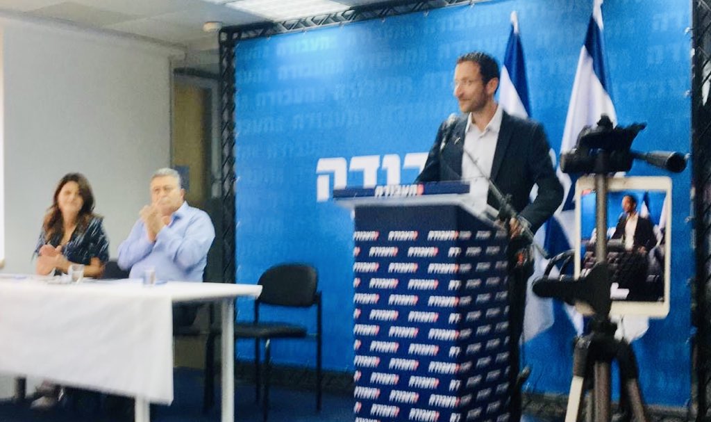 HilikBar's tweet photo. שמח מאוד ש@ishmuli נשאר איתנו בבית. מנהיגות נבחנת דווקא ברגעים קשים ולא במעשים שנראים ״פופולריים״ בעת נוקדתית מסויימת. כך עשה @amirperetz כשהביא את אורלי לוי למאמץ אמיץ ומשותף, וכך בחר שמולי היום. זו מנהיגות. יישר כח. https://t.co/FovwJEdLwH
