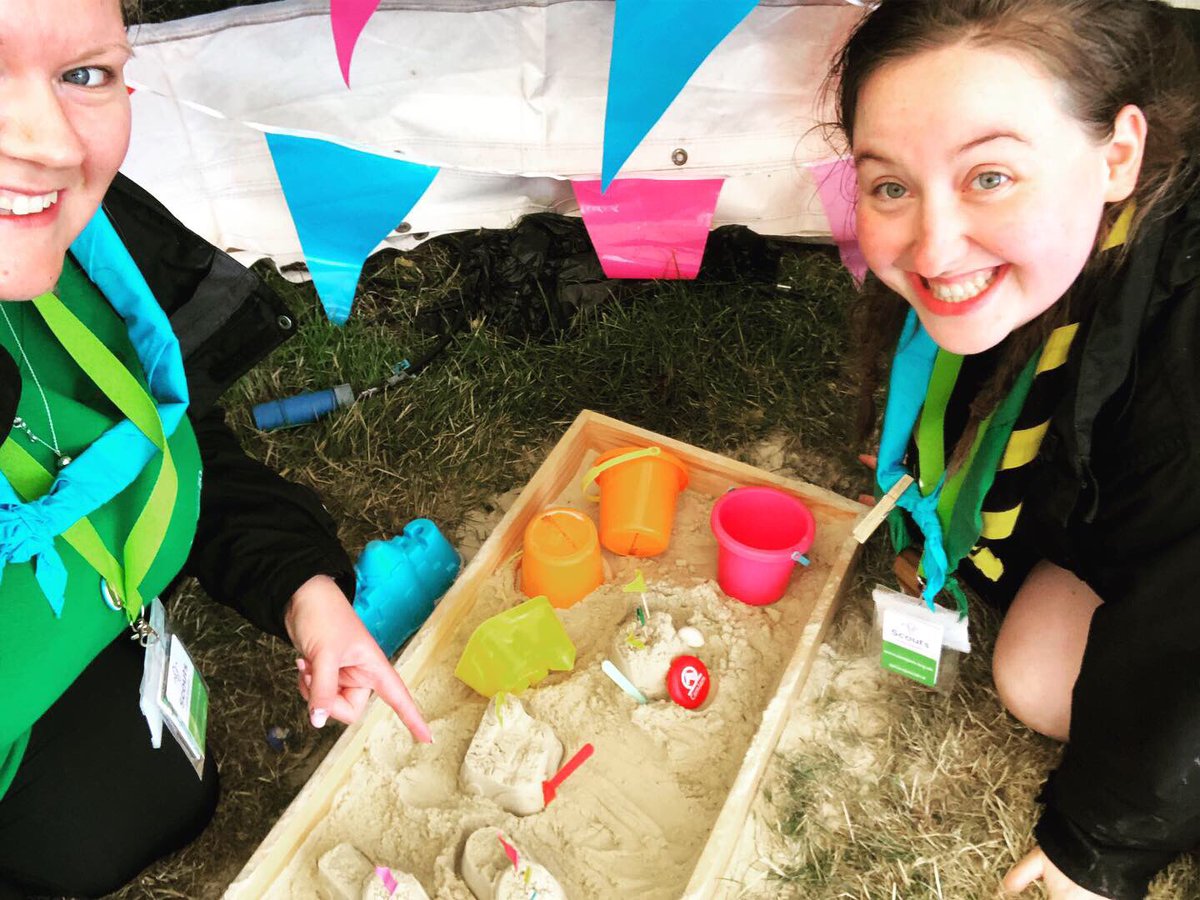 1st_WGC's tweet photo. Leaders having fun with @PawprintBadges at @2019Camjam ! #earningbadges #iscout https://t.co/sSyU946Yws