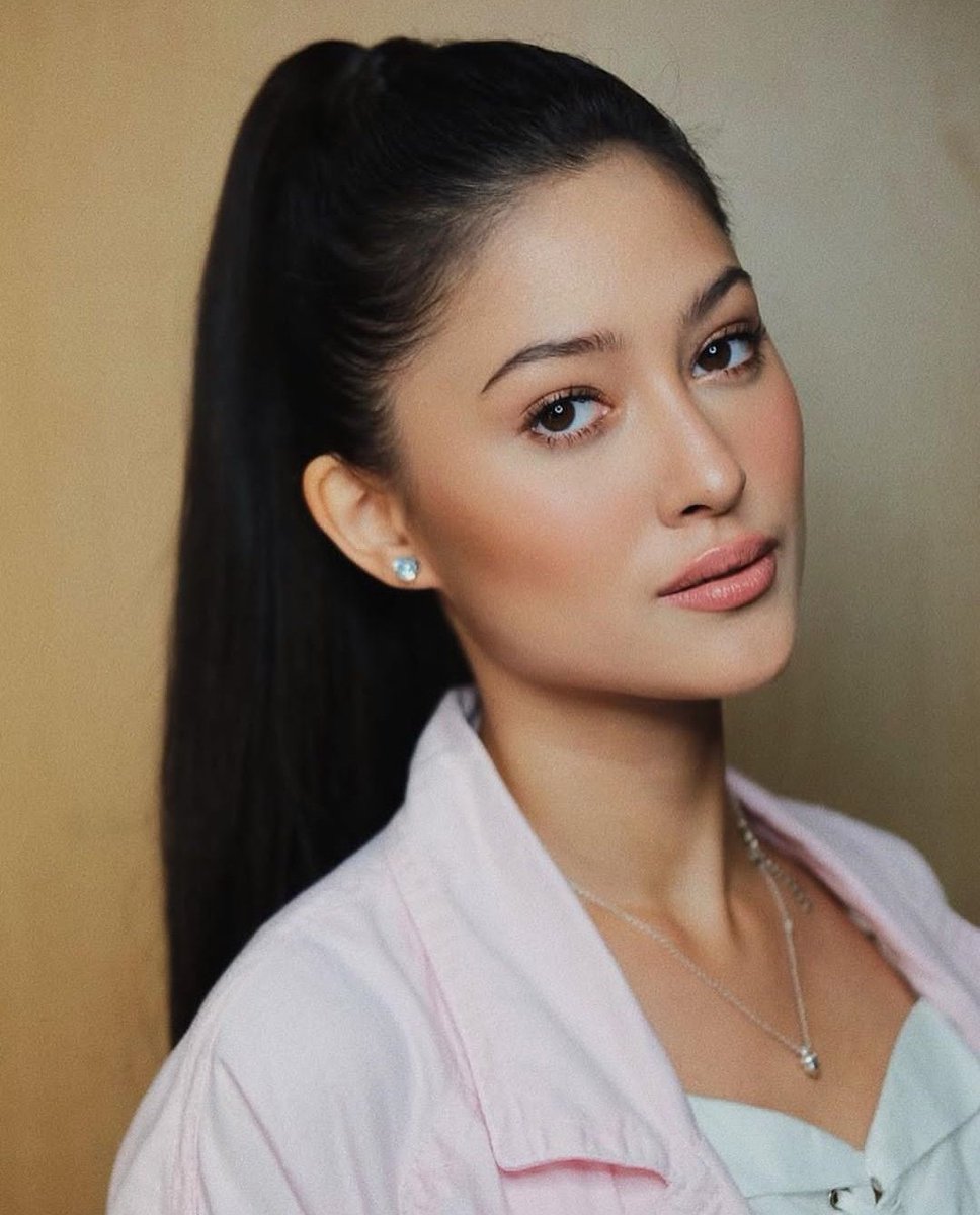MmWrob's tweet photo. Nakakahawa ang iyong ngiti, binibini 🌹● @MauWrob https://t.co/8CAuPpTHue