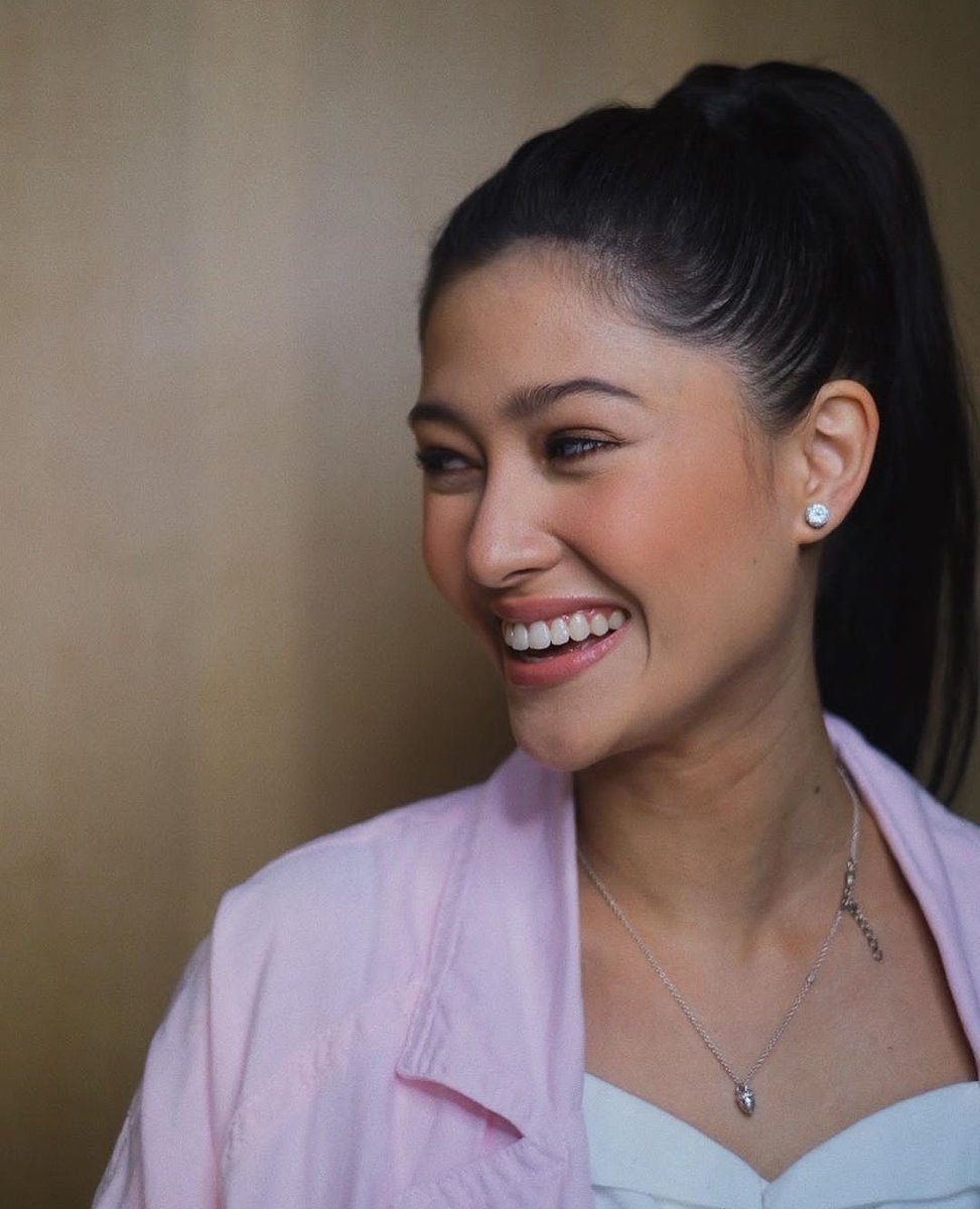 MmWrob's tweet photo. Nakakahawa ang iyong ngiti, binibini 🌹● @MauWrob https://t.co/8CAuPpTHue
