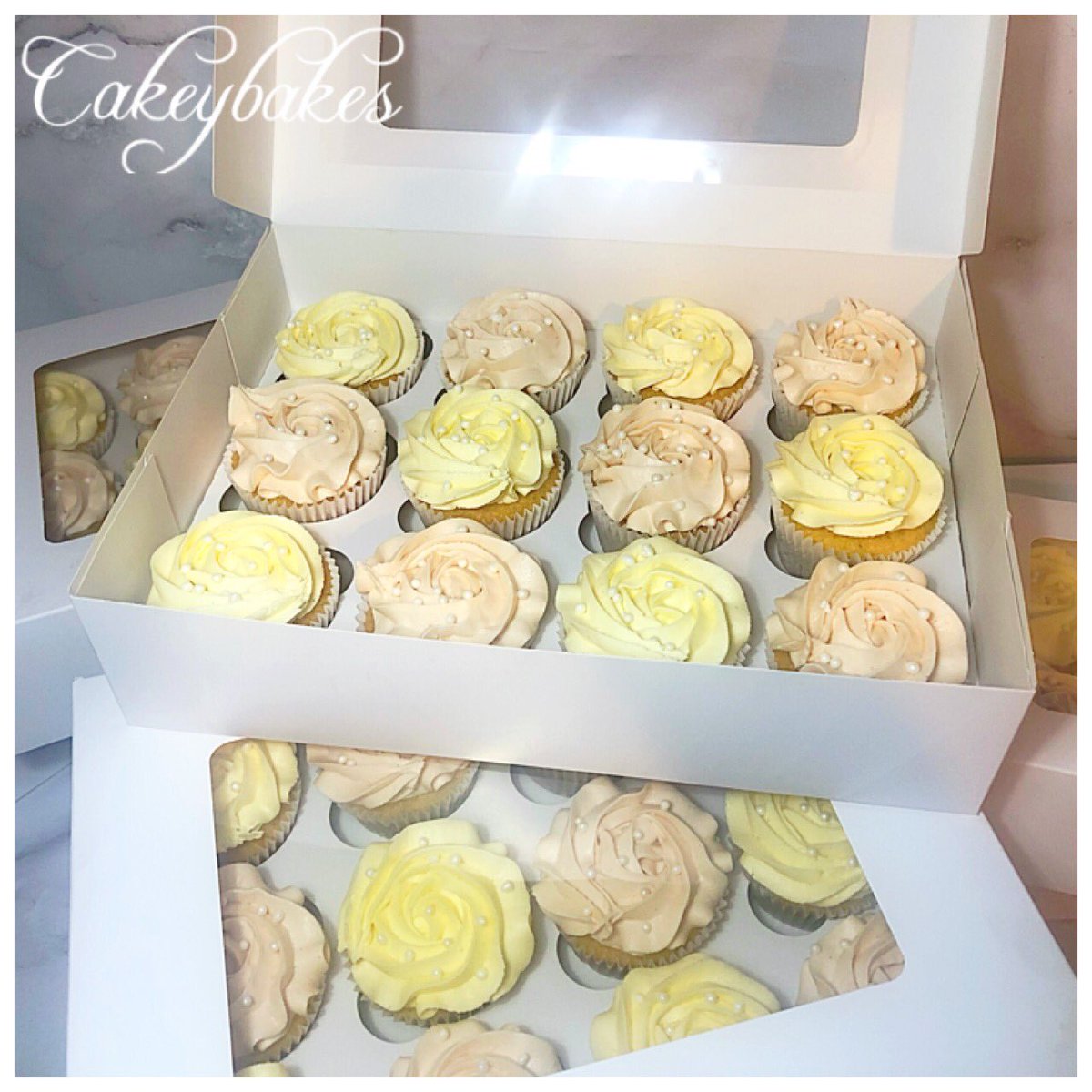 Subtle but elegant wedding cupcakes. Congratulations Mr & Mrs Coleman 💕 #weddingcupcakes #happycouple #vintage #cakeybakeshfx