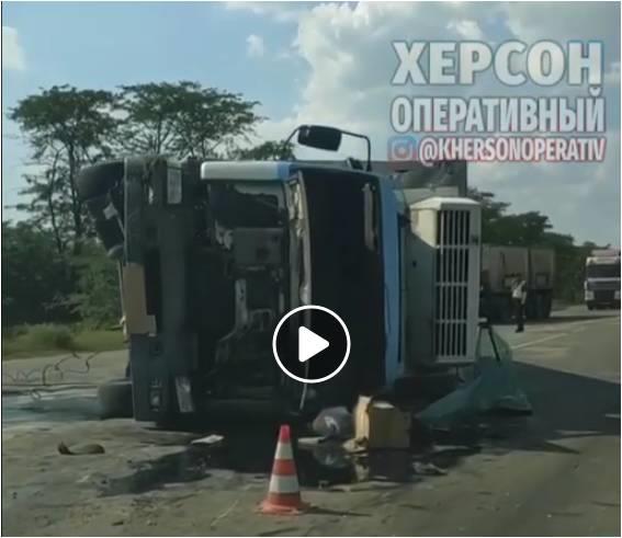 На трассе в Херсонской области перевернулся грузовик #Херсон #новости news.irr.ua/d/324BF