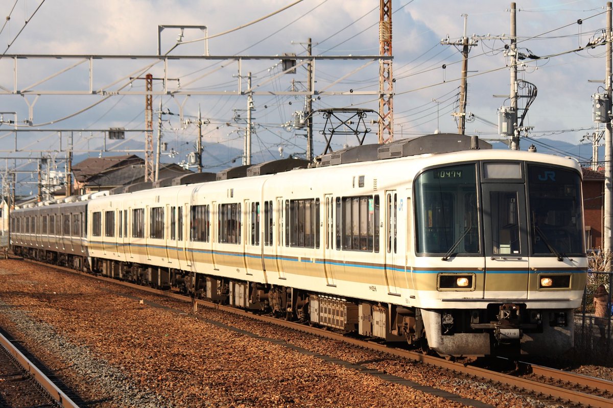 ef651036jrf's tweet image. そういえば本線221系って前は223系と連結したとき223系側から青アンダー幕を設定すると221系側の幕が白幕になる仕様ありましたねえ……