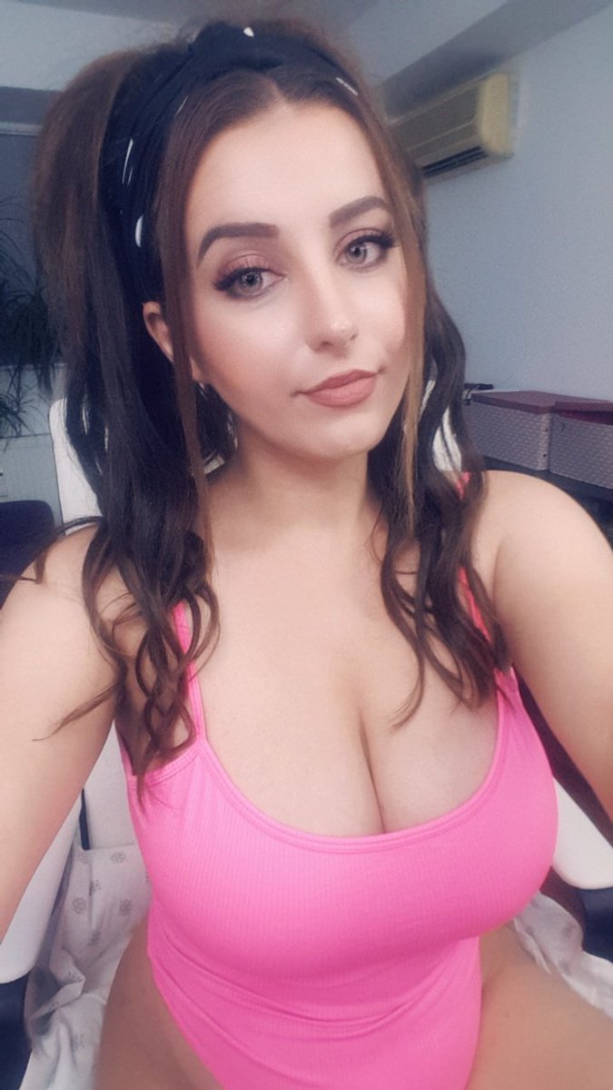 Roxxy_Sweet's tweet photo. Online in 2h, see you then😘😘 https://t.co/1IXAL81pp4