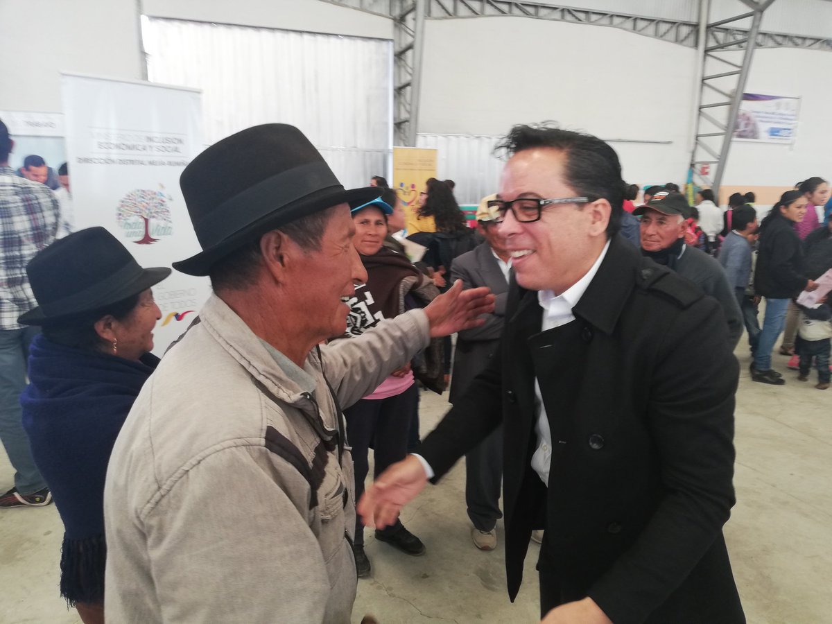 RobertoRomeroV's tweet photo. #ElGobiernoDeTodos trabaja sin descanso. Este domingo estuvimos en #Tabacundo ratificando el compromiso de poner a las instituciones al servicio de los ecuatorianos, junto al ministro @RichardM_A trabajamos por un #EcuadorConMásProsperidad https://t.co/8KLJ4kt6Gm